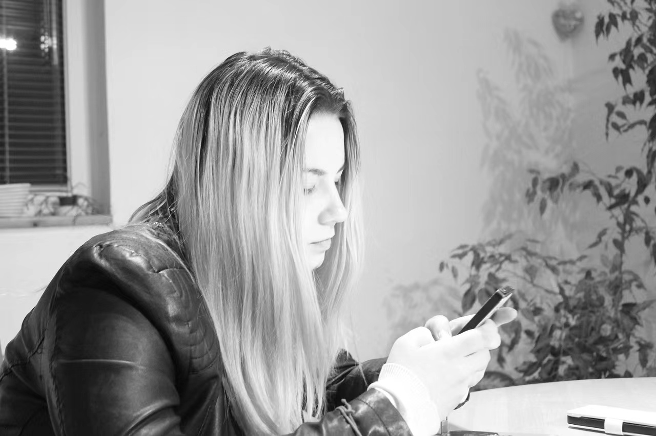 分手半年的前女友突然联系你的两种可能性