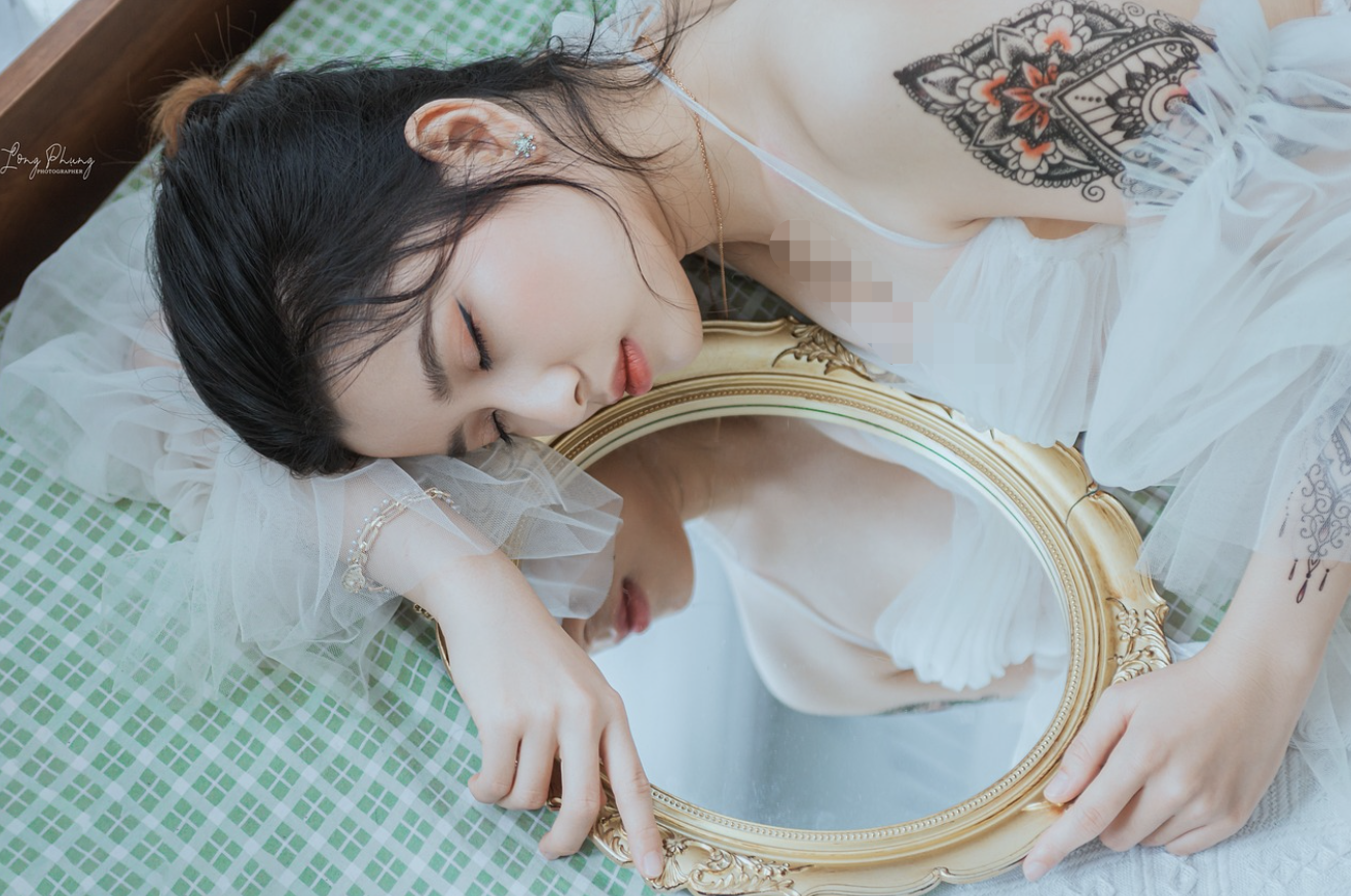 而是要通过一些行为和表现，让前任感受到你正在被其他人或事物所吸引，你的世界不再只有他。
